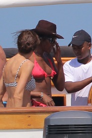 Naomi Campbell on a boat ride in Kenya 1.1.2014_04.jpg