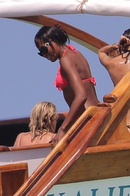 Naomi Campbell on a boat ride in Kenya 1.1.2014_03.jpg