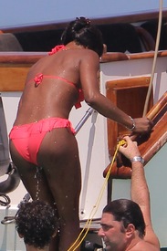 Naomi Campbell on a boat ride in Kenya 1.1.2014_06.jpg