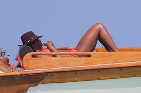 Naomi Campbell on a boat ride in Kenya 1.1.2014_07.jpg