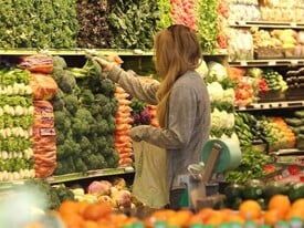 Amanda_Seyfried_Justin_Long_Shop_Whole_Foods_VFO.jpg