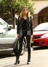 Bella-Thorne-in-Tight-Jeans--25-662x930.jpg