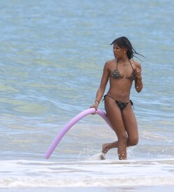 Naomi Campbell at the beach of Trancoso Porto Seguro Bahia in Brazil 28.12.2014_09.jpg