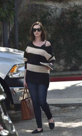 Anne-Hathaway-out-in-West-Hollywood--01.jpg