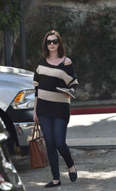 Anne-Hathaway-out-in-West-Hollywood--01.jpg