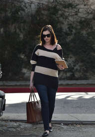 Anne-Hathaway-out-in-West-Hollywood--03.jpg