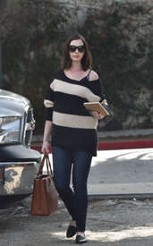 Anne-Hathaway-out-in-West-Hollywood--06.jpg