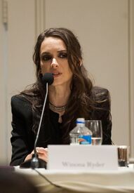 winona-ryder-attends-homefront-movie-los-angeles-press-conference_9.jpg