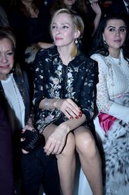 uma-thurman-guo-pei-spring-summer-2016-at-paris-fashion-week-4.jpg