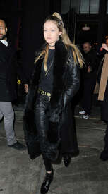 Gigi-Hadid-in-Leather--06.jpg