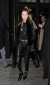 Gigi-Hadid-in-Leather--07.jpg
