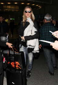 Behati-Prinsloo-in-Jeans-at-LAX--10.jpg