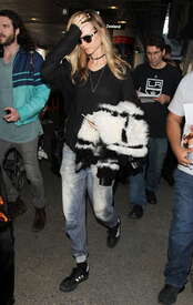 Behati-Prinsloo-in-Jeans-at-LAX--12.jpg