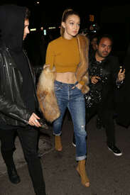 Gigi-Hadid-in-Skinny-Jeans--03.jpg