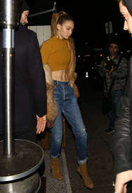 Gigi-Hadid-in-Skinny-Jeans--06.jpg