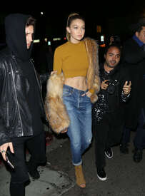 Gigi-Hadid-in-Skinny-Jeans--10.jpg