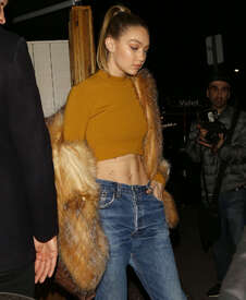 Gigi-Hadid-in-Skinny-Jeans--12.jpg