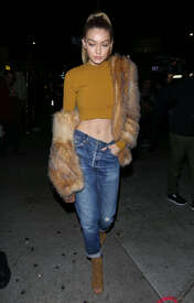 Gigi-Hadid-in-Skinny-Jeans--15.jpg