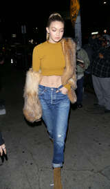Gigi-Hadid-in-Skinny-Jeans--17.jpg