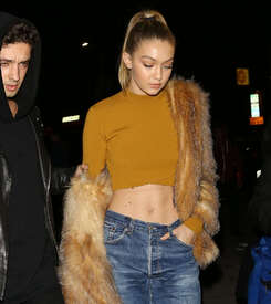 Gigi-Hadid-in-Skinny-Jeans--19.jpg