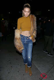 Gigi-Hadid-in-Skinny-Jeans--20.jpg