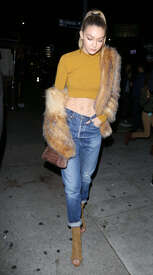 Gigi-Hadid-in-Skinny-Jeans--24.jpg