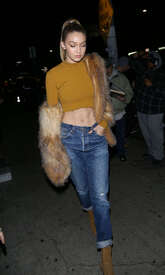 Gigi-Hadid-in-Skinny-Jeans--25.jpg