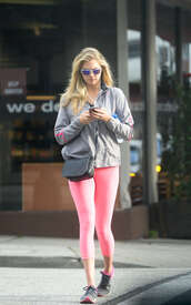 Kate-Upton-in-Pink-Tights--02.jpg