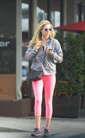 Kate-Upton-in-Pink-Tights--04.jpg