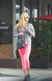 Kate-Upton-in-Pink-Tights--06.jpg