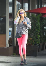 Kate-Upton-in-Pink-Tights--08.jpg