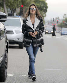Alessandra-Ambrosio-in-Jeans--02.jpg