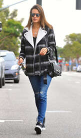 Alessandra-Ambrosio-in-Jeans--07.jpg
