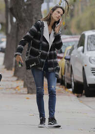 Alessandra-Ambrosio-in-Jeans--09.jpg
