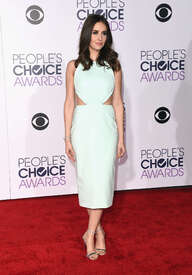 Alison-Brie--Peoples-Choice-Awards-2016--03.jpg