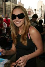 amanda_bynes_wearing_her_big_sunglasses_7FWrdCe.sized.jpg