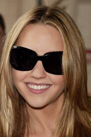 amanda_bynes_wearing_her_big_sunglasses_p3QYEt5.sized.jpg