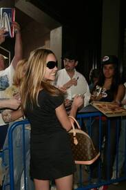 amanda_bynes_wearing_her_big_sunglasses_sQ7pl4w.sized.jpg