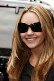 amanda_bynes_wearing_her_big_sunglasses_xt5p87A.sized.jpg