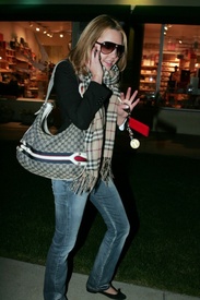 amanda_bynes_amanda_out_in_hollywood_on_february_1st_clK4H7v.sized.jpg