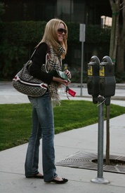 amanda_bynes_amanda_out_in_hollywood_on_february_1st_j1odJfA.sized.jpg