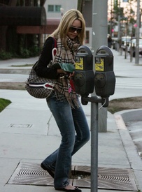 amanda_bynes_amanda_out_in_hollywood_on_february_1st_x1JPS4t.sized.jpg