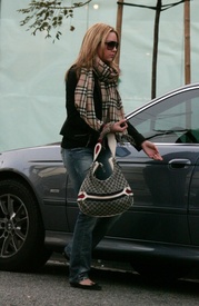 amanda_bynes_amanda_out_in_hollywood_on_february_1st_Y6GM7aO.sized.jpg