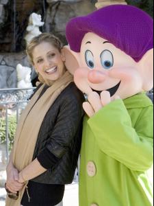 28742_Celebutopia_Sarah_Michelle_Gellar_Snow_White3s_Grotto_at_Disneyland_01_122_491lo.jpg