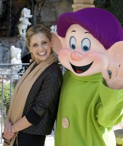 28794_Celebutopia_Sarah_Michelle_Gellar_Snow_White52s_Grotto_at_Disneyland_02_122_102lo.jpg