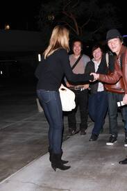 celeb-city.org_Cameron_Diaz_going_to_see_Lakers_game_02.JPG
