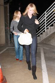 celeb-city.org_Cameron_Diaz_going_to_see_Lakers_game_14.JPG
