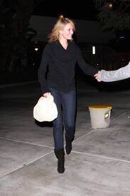celeb-city.org_Cameron_Diaz_going_to_see_Lakers_game_16.JPG