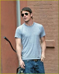 josh_hartnett_checks_rain_nyc_02.jpg
