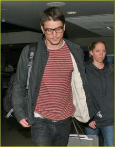josh_hartnett_lax_airport_08.jpg